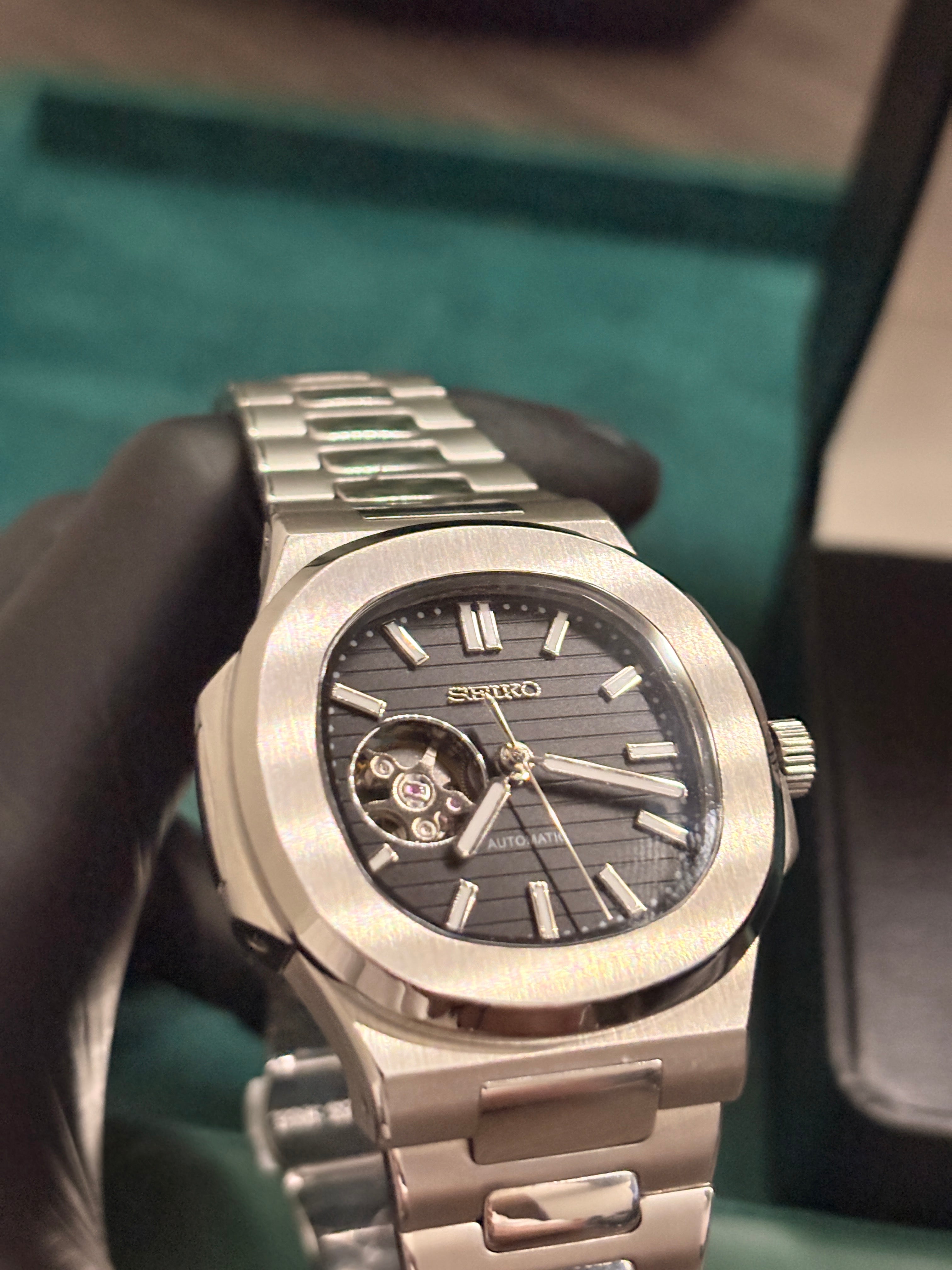 Nautilus Mod Black Open Heart